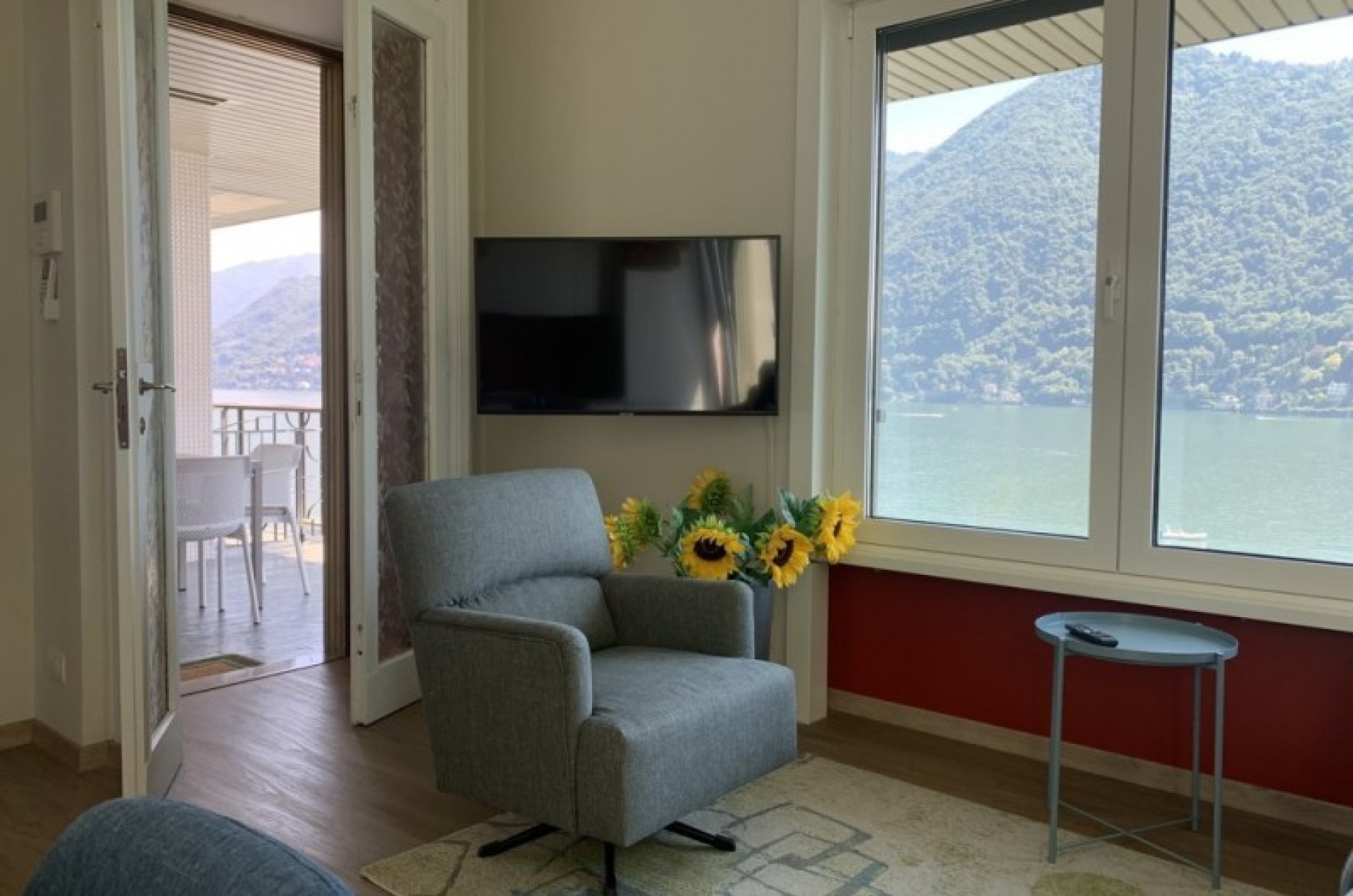Apartment with lake view